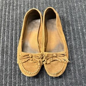 Minnetonka Women's Kilty hardsole moccasins in brown suede leather